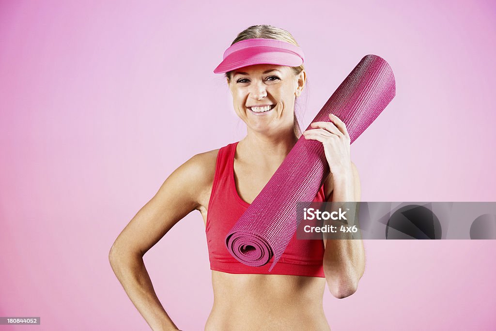 Sorridente jovem atleta feminina com um tapete de ioga - Royalty-free 20-29 Anos Foto de stock