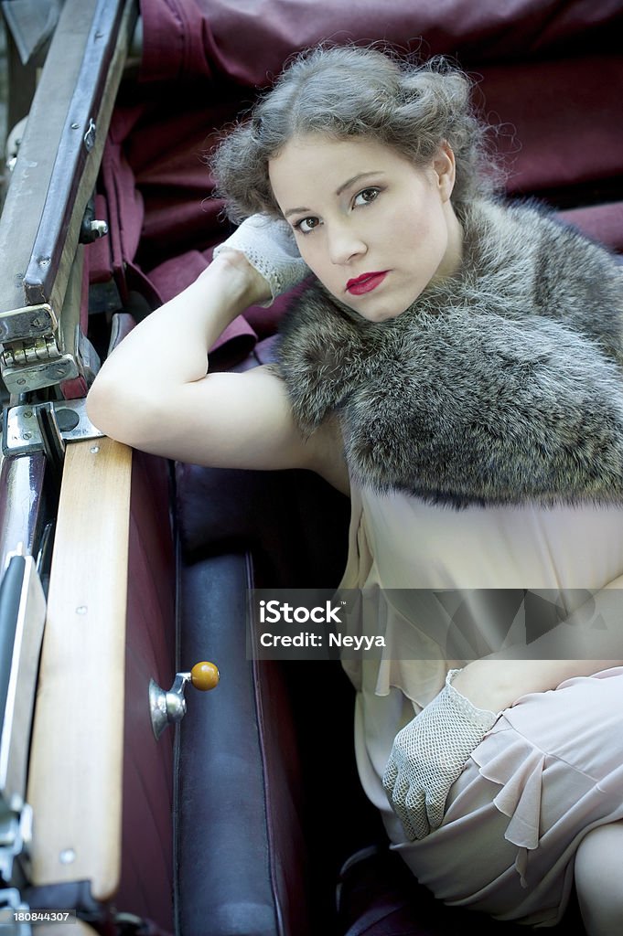 Femme assise dans une voiture Vintage Style des Années 1930 - Photo de Rouge libre de droits