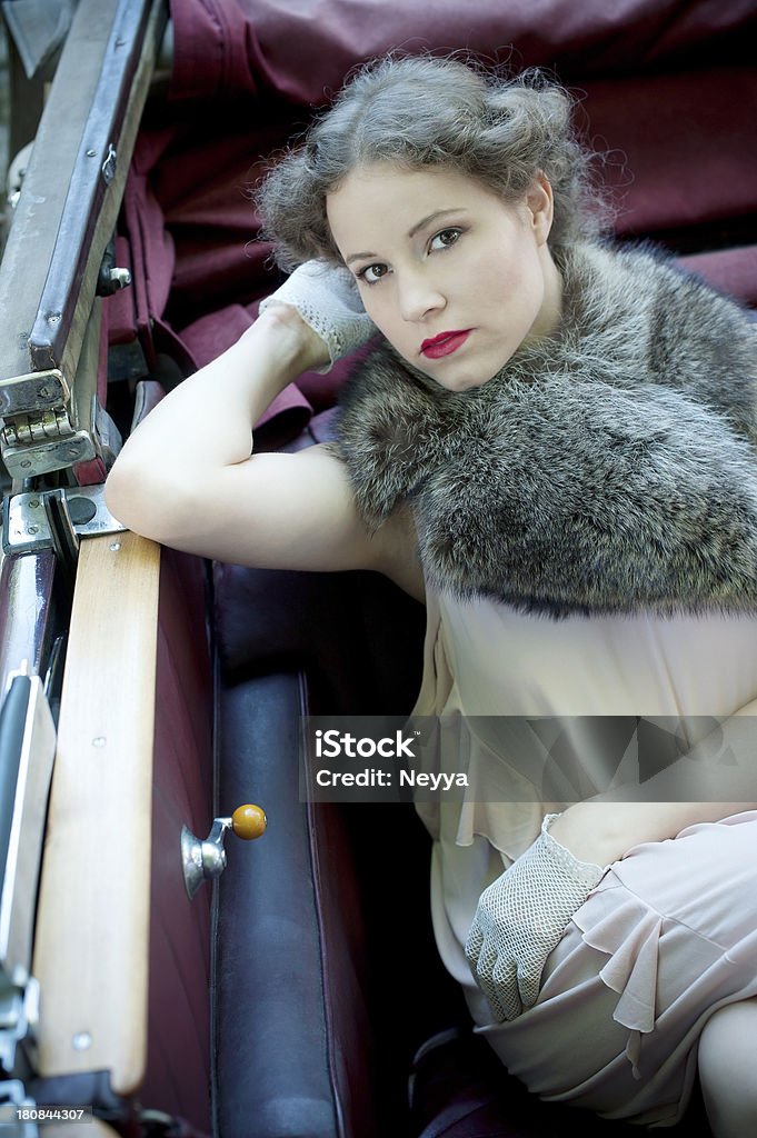 座る女性のヴィンテージカー年代スタイル - ファッションのロイヤリティフリーストックフォト