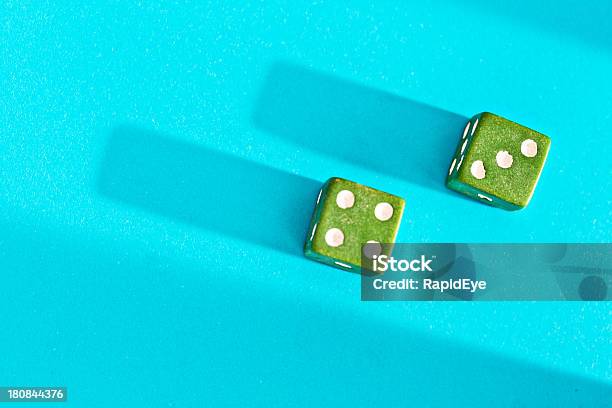 Green Kostka Do Gry Na Niebieski Pokaż 7 Na Szczęście Niektóre - zdjęcia stockowe i więcej obrazów Kostki do gry