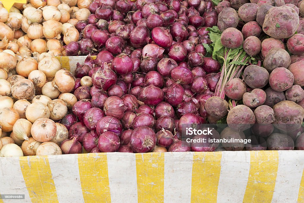 Лук в farmers market - Стоковые фото Базар роялти-фри