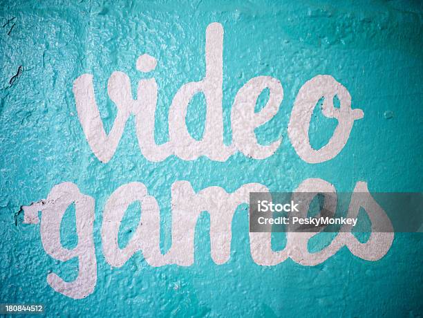 Videogiochi Su Texture Di Muro Blu - Fotografie stock e altre immagini di Ambientazione esterna - Ambientazione esterna, Arte, Cultura e Spettacolo, Brand Name Video Game