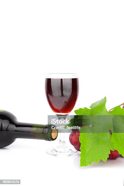 Winogron I Czerwonego Wina Na Białym Tle - zdjęcia stockowe i więcej obrazów Alkohol - napój - Alkohol - napój, Bez ludzi, Białe tło