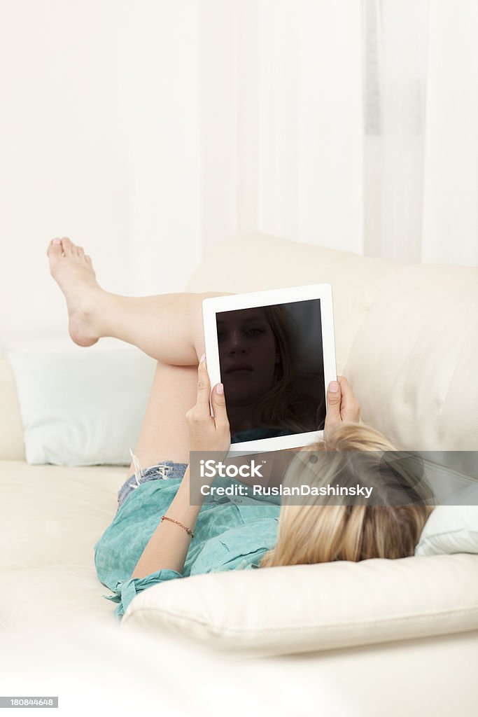 Junge Frau mit tablet-PC. - Lizenzfrei Gerätebildschirm Stock-Foto