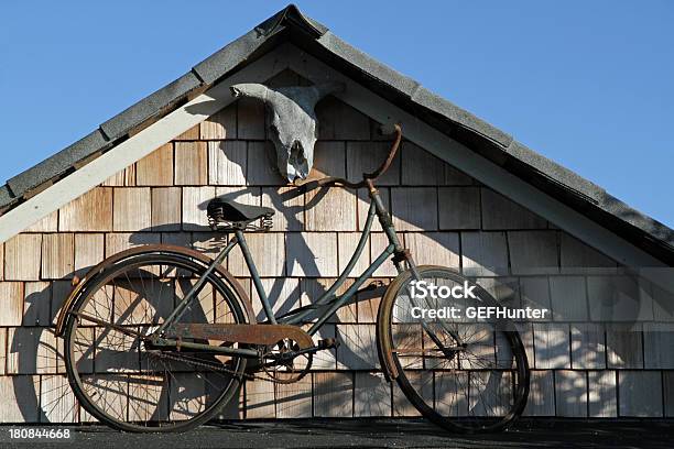 Bicicletta Su Un Tetto - Fotografie stock e altre immagini di Arrugginito - Arrugginito, Assicella di copertura in legno, Bicicletta