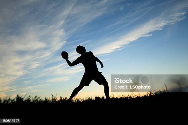 Gegenlichtfootballspieler Stockfoto und mehr Bilder von Amerikanischer Football - Amerikanischer Football, Football - Spielball, Kontur