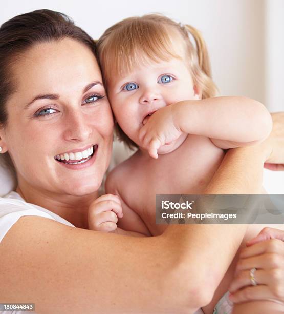 Mãe E Daugher - Fotografias de stock e mais imagens de 12-23 Meses - 12-23 Meses, Abraçar, Adulto