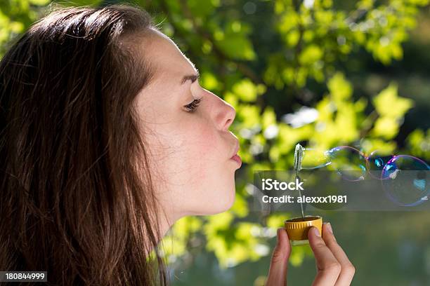 Giovane Donna Soffiare Le Bolle Daria Aperta - Fotografie stock e altre immagini di Adolescente - Adolescente, Adulto, Ambientazione esterna