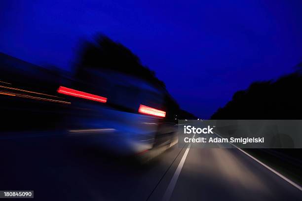 Sulla Strada - Fotografie stock e altre immagini di Albero - Albero, Ambientazione esterna, Asfalto