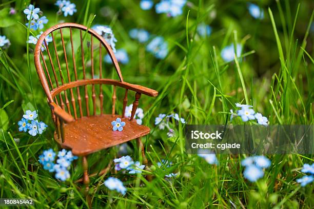 ウィンザー椅子で草 - おとぎ話のストックフォトや画像を多数ご用意 - おとぎ話, からっぽ, アイデア