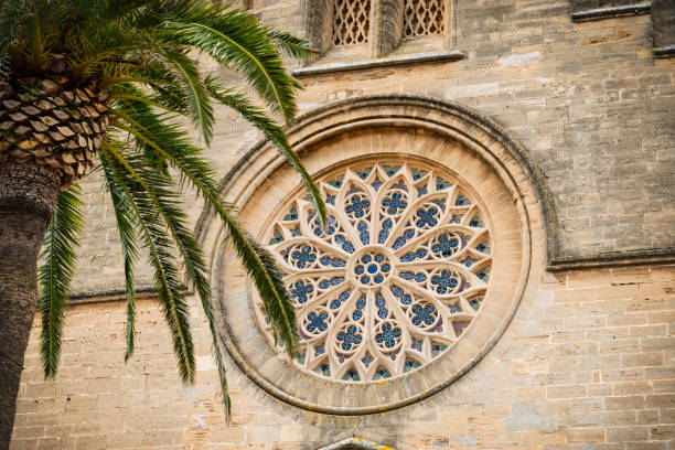 rosácea - church window rose window old - fotografias e filmes do acervo