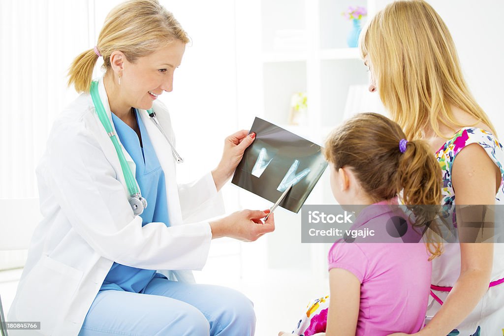 Mutter und Kind mit gebrochenen arm in Arzt-Büro. - Lizenzfrei Kinderarzt Stock-Foto