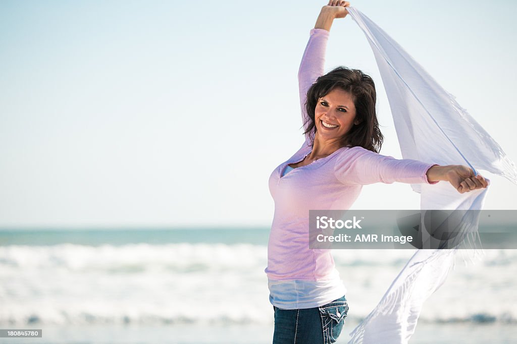 Bella donna matura con braccia sollevate - Foto stock royalty-free di Donne mature