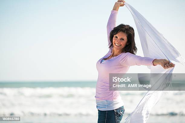美しいマチュア女性腕を上げる - 中年の女性のストックフォトや画像を多数ご用意 - 中年の女性, 浜辺, 1人
