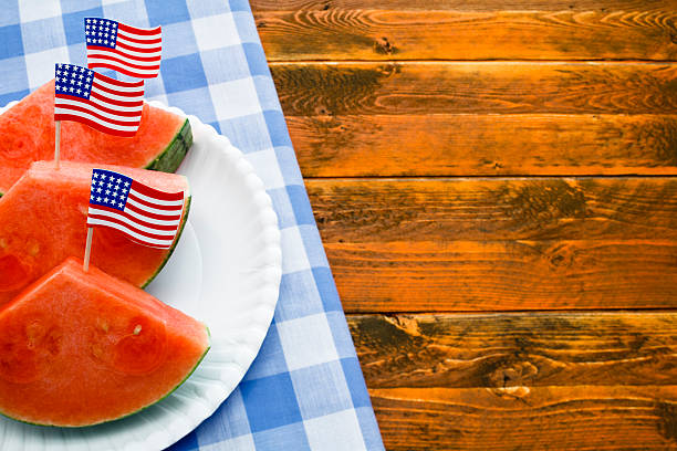 7 月のピクニック - picnic watermelon tablecloth picnic table ストックフォトと画像