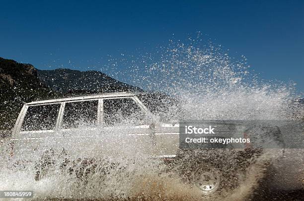 Foto de Jeep Agitando A Água Corrente De Passar Pela e mais fotos de stock de Borrifo - Borrifo, Carro, Esparramar líquido