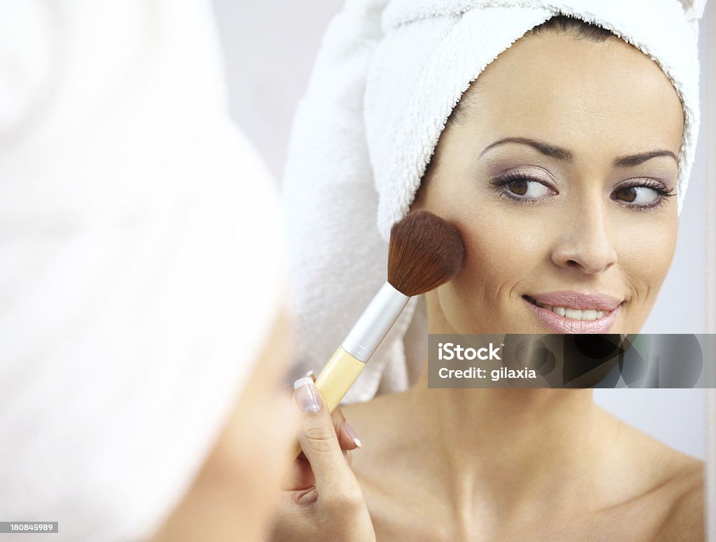 Mulher aplicando maquiagem. - Foto de stock de 25-30 Anos royalty-free