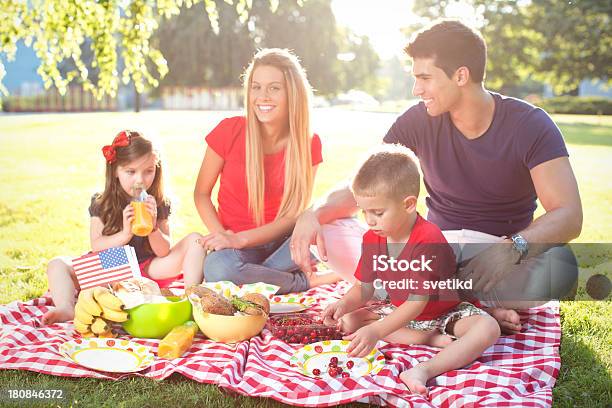 Photo libre de droit de Jeune Famille À Fourth Of July Picnic banque d'images et plus d'images libres de droit de 2-3 ans - 2-3 ans, 4 juillet, Adulte