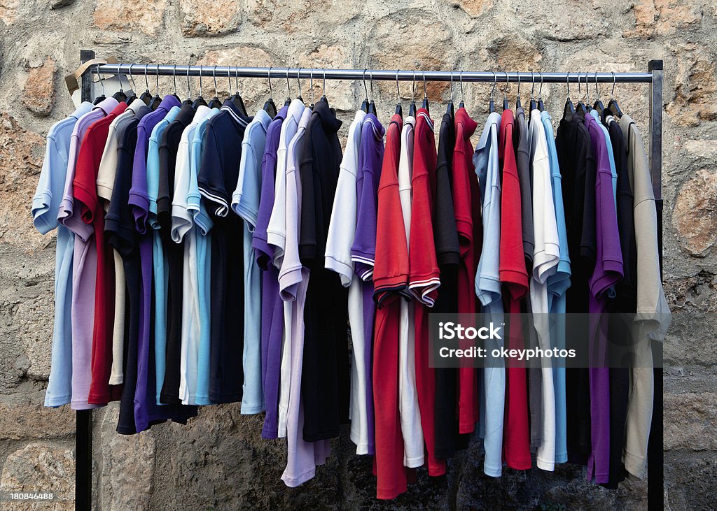Bunte Kleidung auf Bügel - Lizenzfrei Kleiderhaken Stock-Foto