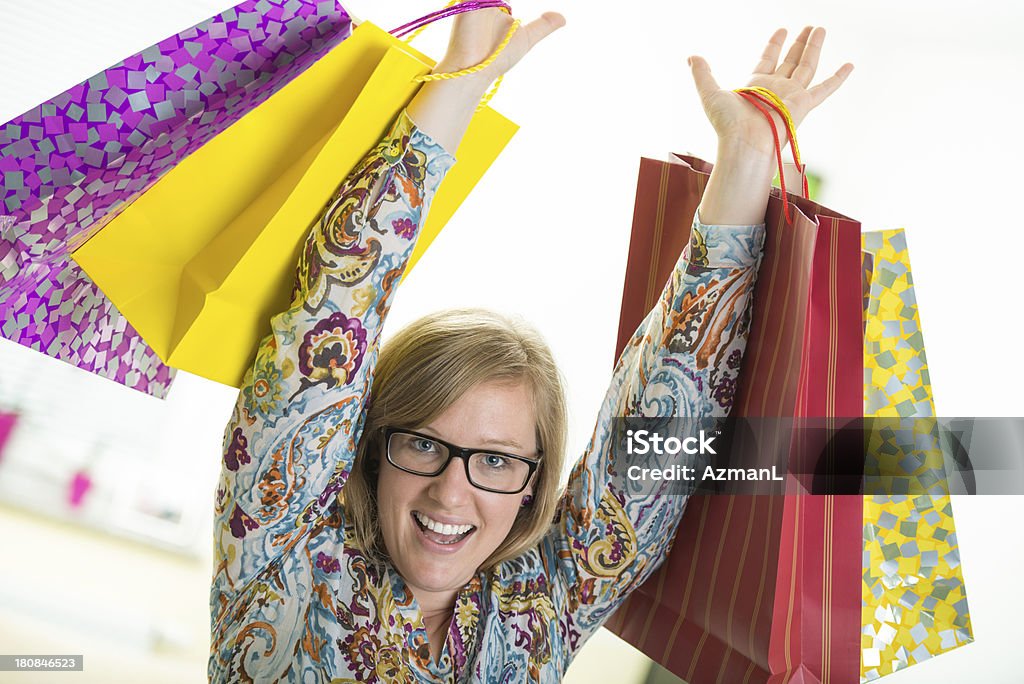 Glückliche junge Frau aufgeregt von shopping trip - Lizenzfrei Attraktive Frau Stock-Foto