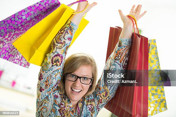 Glückliche Junge Frau Aufgeregt Von Shopping Trip Stockfoto und mehr Bilder von Attraktive Frau - Attraktive Frau, Aufregung, Blick in die Kamera