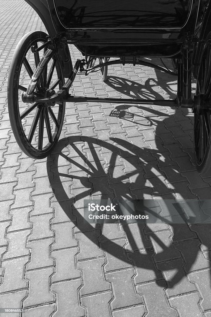 Ancienne Roue de diligence et ombre - Photo de Antiquités libre de droits