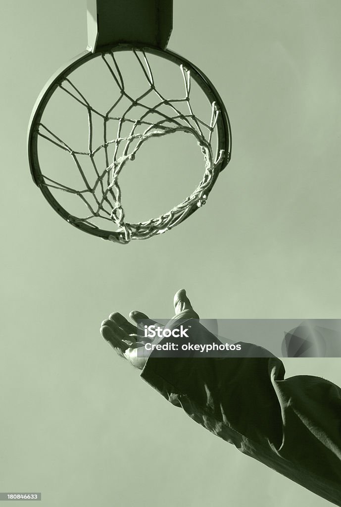 Canasta de baloncesto y hombre mano - Foto de stock de Aire libre libre de derechos