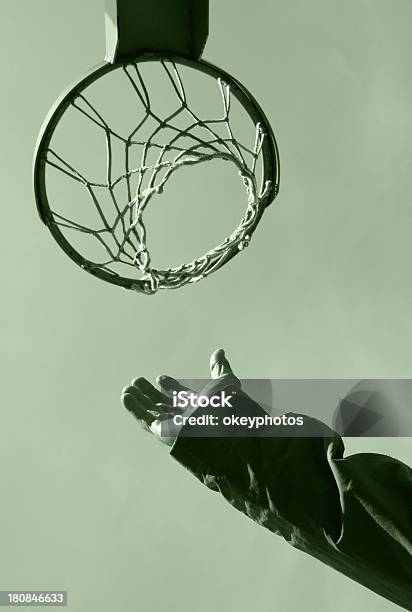 Canasta De Baloncesto Y Hombre Mano Foto de stock y más banco de imágenes de Aire libre - Aire libre, Baloncesto, Canasta de baloncesto