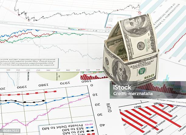 Photo libre de droit de Maison De Dollars Sur Fond De Tableau banque d'images et plus d'images libres de droit de Activité bancaire - Activité bancaire, Demeure, Diagramme