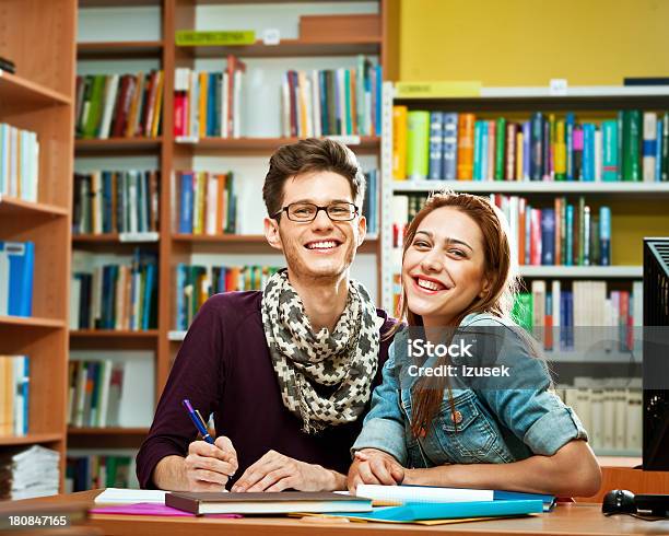 Fröhlich Studenten In Einer Bibliothek Stockfoto und mehr Bilder von 18-19 Jahre - 18-19 Jahre, 20-24 Jahre, Akademisches Lernen