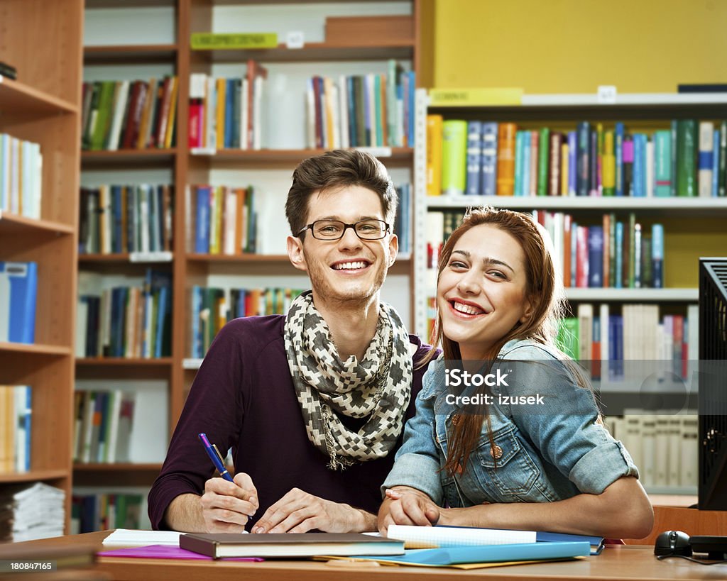 Веселый студентов в библиотеке - Стоковые фото 18-19 лет роялти-фри