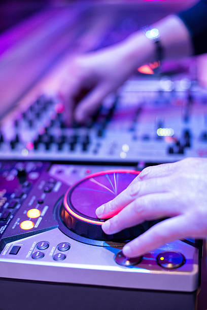 istock Dj Mixer Consolle in Disco 180847188