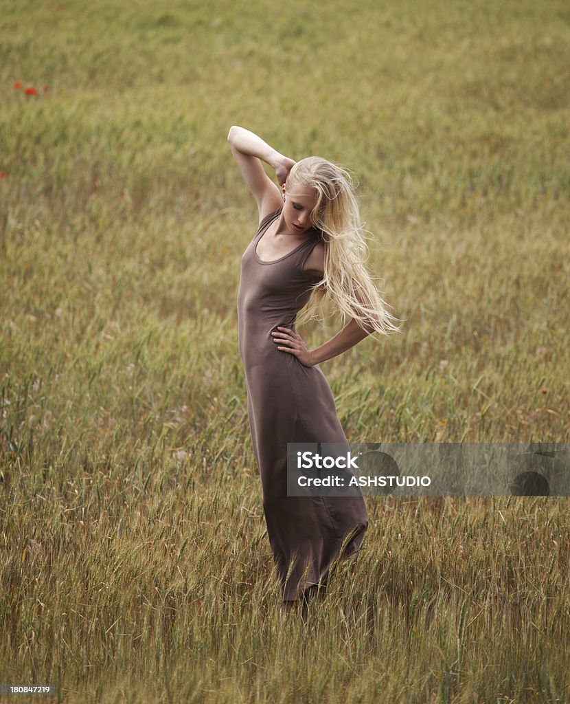 Молодая женщина на природе - Стоковые фото Безрукавка - Одежда роялти-фри