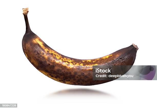 Overripe Banana No Fundo Branco - Fotografias de stock e mais imagens de Banana - Fruto tropical - Banana - Fruto tropical, Apodrecer, Flutuar no Ar