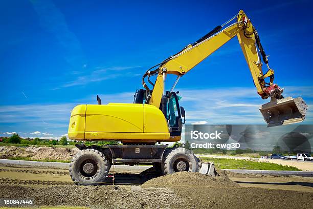 Photo libre de droit de Jaune Excavator Dans Une Nouvelle Construction De Routes banque d'images et plus d'images libres de droit de Bordure de trottoir