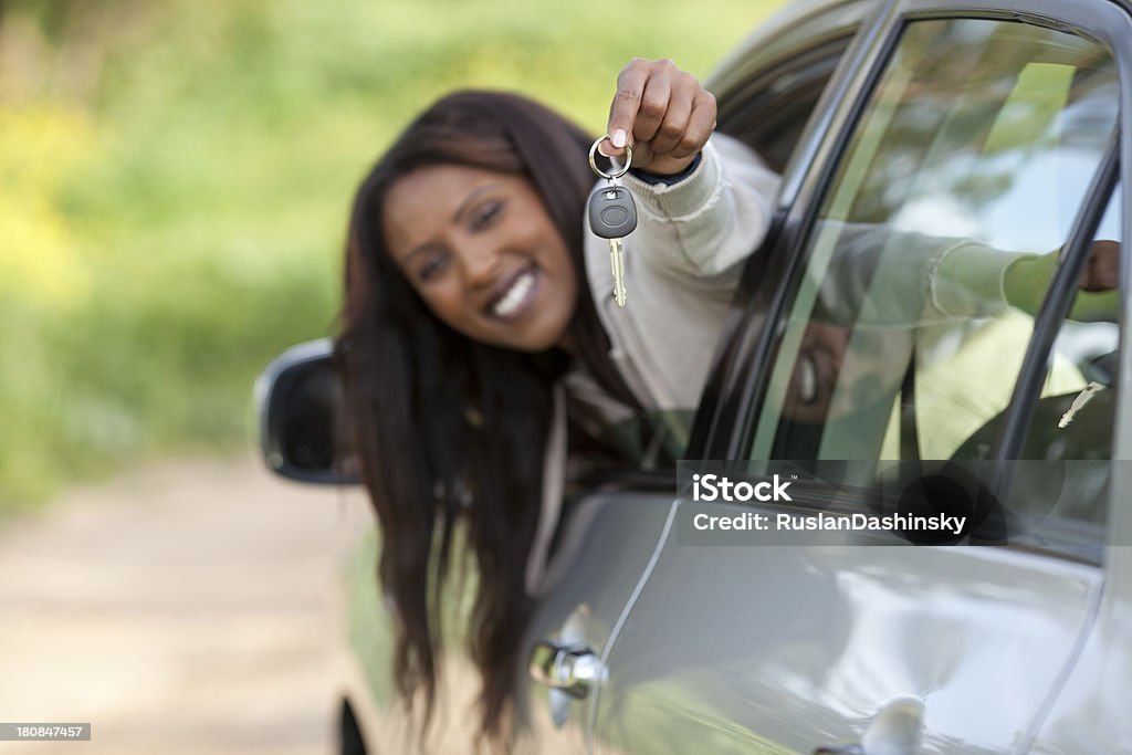 Donna in auto nuova all'aria aperta. - Foto stock royalty-free di Automobile