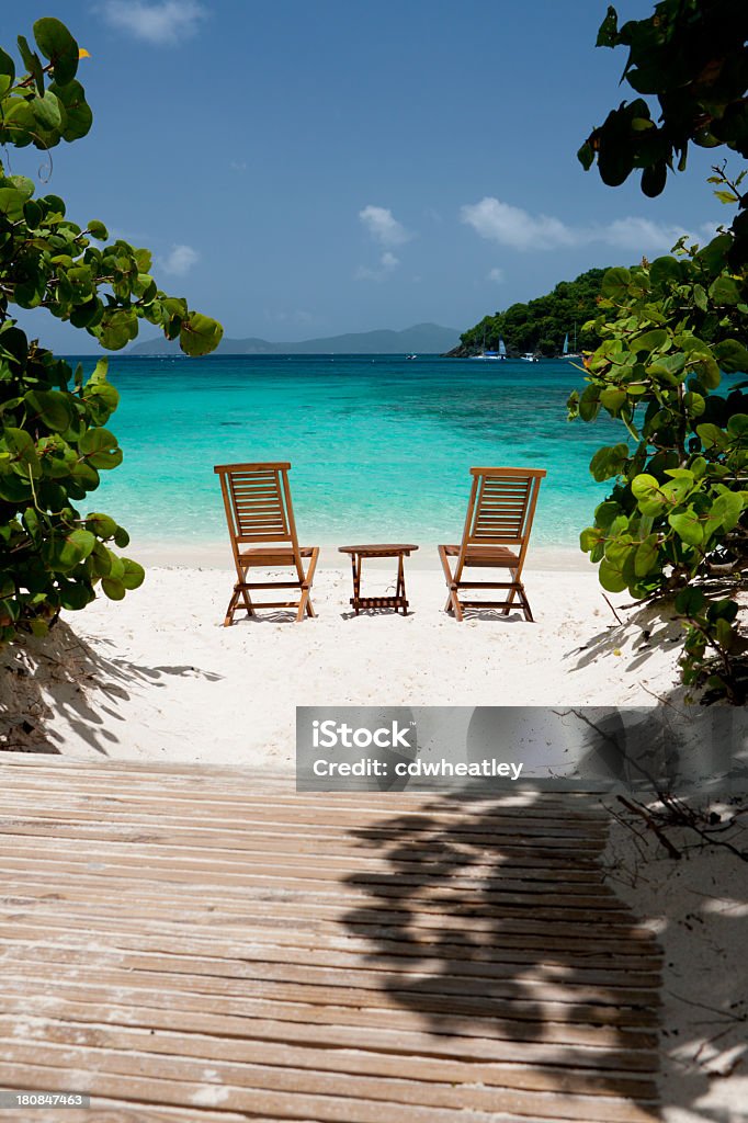 Chaises et table en bois sur une plage des Caraïbes - Photo de Bleu libre de droits