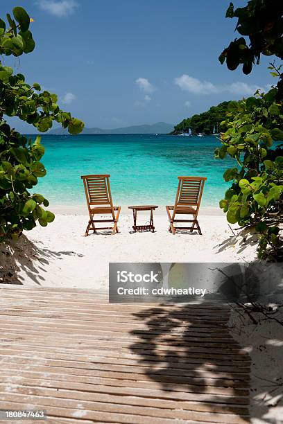 Photo libre de droit de Chaises Et Table En Bois Sur Une Plage Des Caraïbes banque d'images et plus d'images libres de droit de Bleu