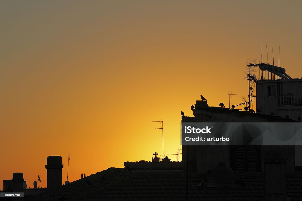 Nicosia antennas silhouette les toits de la ville et à l'aube, Chypre - Photo de Antenne de télévision libre de droits