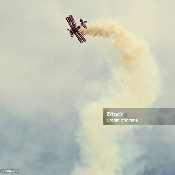 Red Avião Biplano - Fotografias de stock e mais imagens de Acrobacia aérea - Acrobacia aérea, Avião Propulsor, Arte, Cultura e Espetáculo