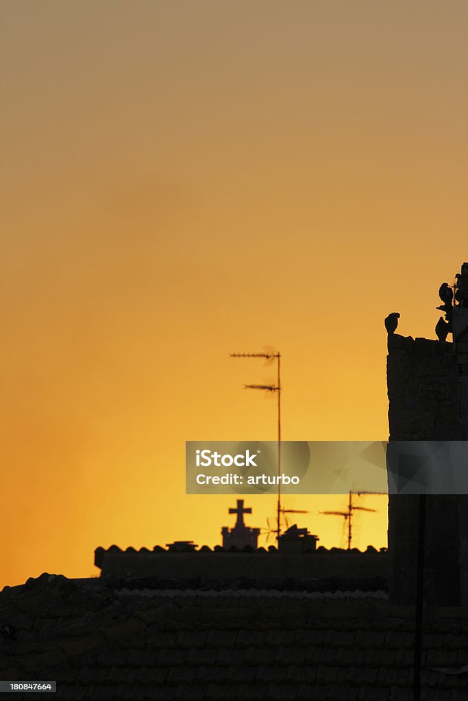 Salon pigeon antennas Nicosia les toits de la ville au lever du soleil de l'île silhouette - Photo de Antenne de télévision libre de droits