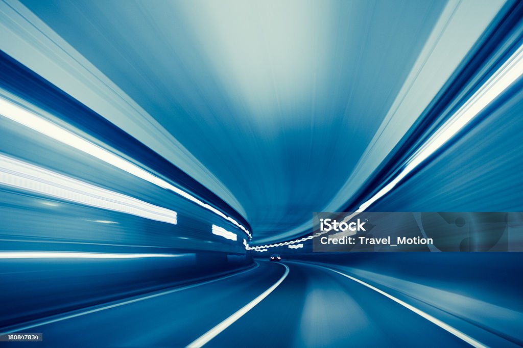 Condução através de um túnel com longa exposição movimentos de luz - Royalty-free Carro Foto de stock