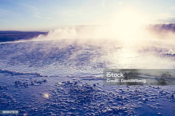 Fonte Térmica Por Geysir - Fotografias de stock e mais imagens de Anoitecer - Anoitecer, Ao Ar Livre, Azul