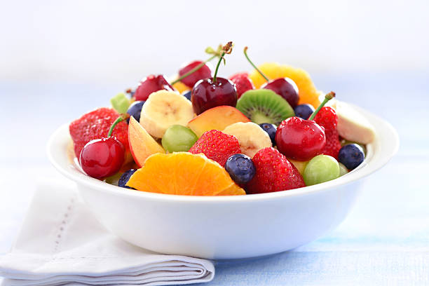 ensalada de frutas frescas - fruit salad freshness strawberry fotografías e imágenes de stock