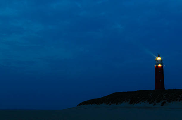 phare sur la dune - dark light beam beacon projection photos et images de collection