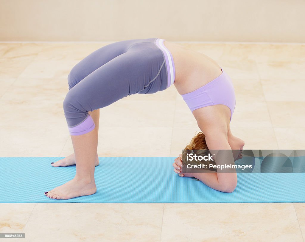 Lo Stretching i muscoli della schiena - Foto stock royalty-free di Abbigliamento sportivo