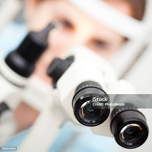 Der Optiker Stockfoto und mehr Bilder von Anpassen - Anpassen, Arzt, Augenheilkunde