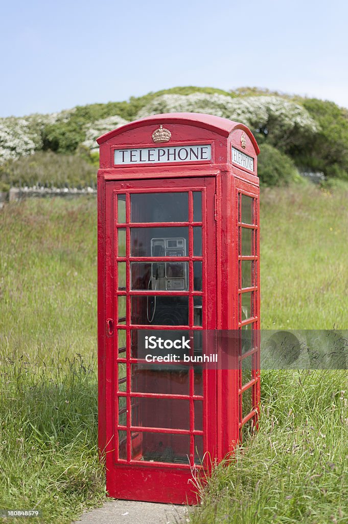 Классический красный Британский телефон коробки/Будка в сельских Расположение - Стоковые фото Без людей роялти-фри