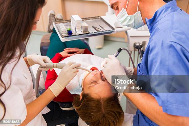 Foto de Cena De Dentista Officedentist Equipe No Trabalho e mais fotos de stock de Cadeira de Dentista - Cadeira de Dentista, Consultório Dentário, Dente Humano