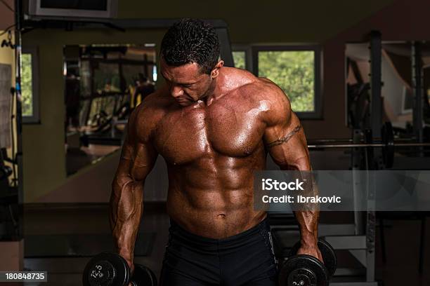 Photo libre de droit de Homme Dans La Salle De Sport Spectacle De Biceps Curls Avec Haltère banque d'images et plus d'images libres de droit de Adulte